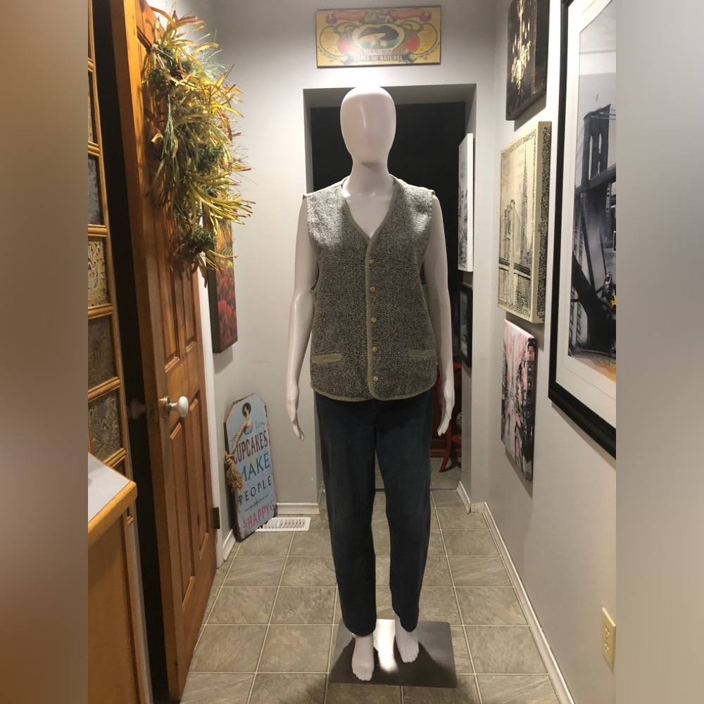 Women’s Button-Front Tweed Vest in Cream and Gray
Size XL
ea collection